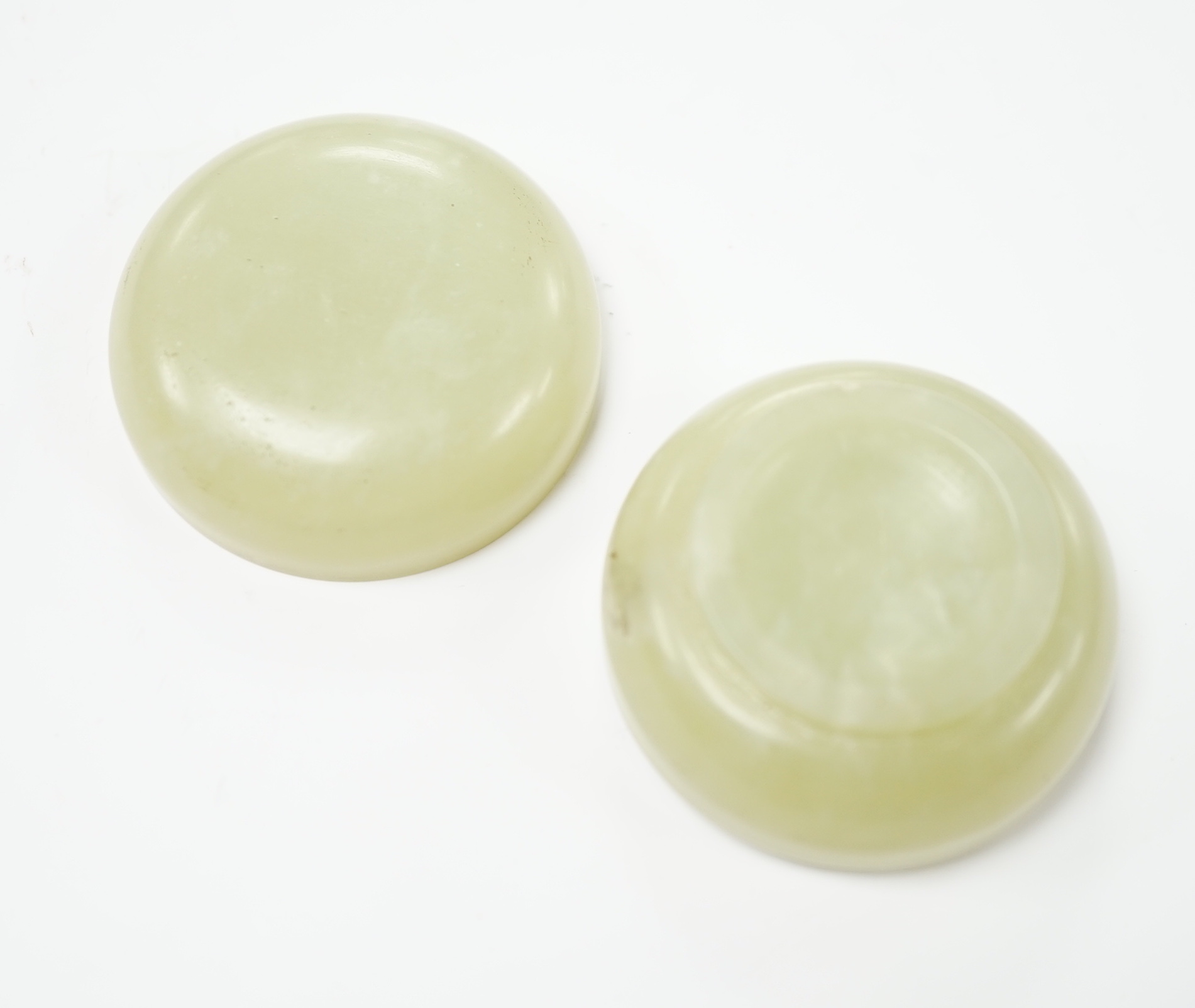 A Chinese bowenite jade seal paste box, 5cm in diameter